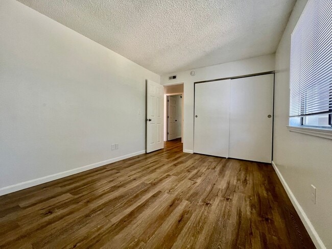 Building Photo - Fantastic 3-bedroom, 2-bathroom condo in desirable community