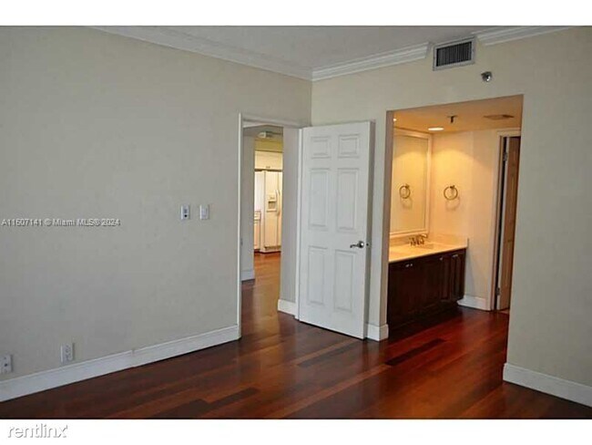 Building Photo - 1 br, 1.5 bath Condo - 520 Brickell Key Dr...