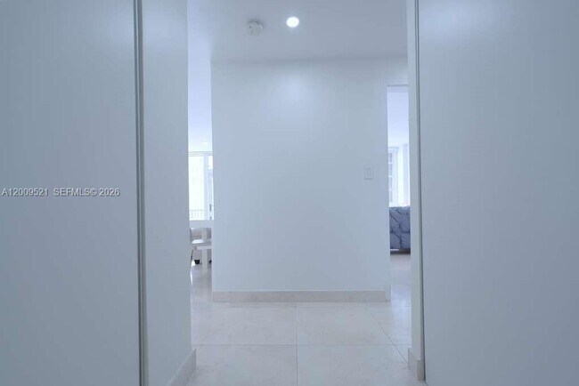 Building Photo - 1408 Brickell Bay Dr