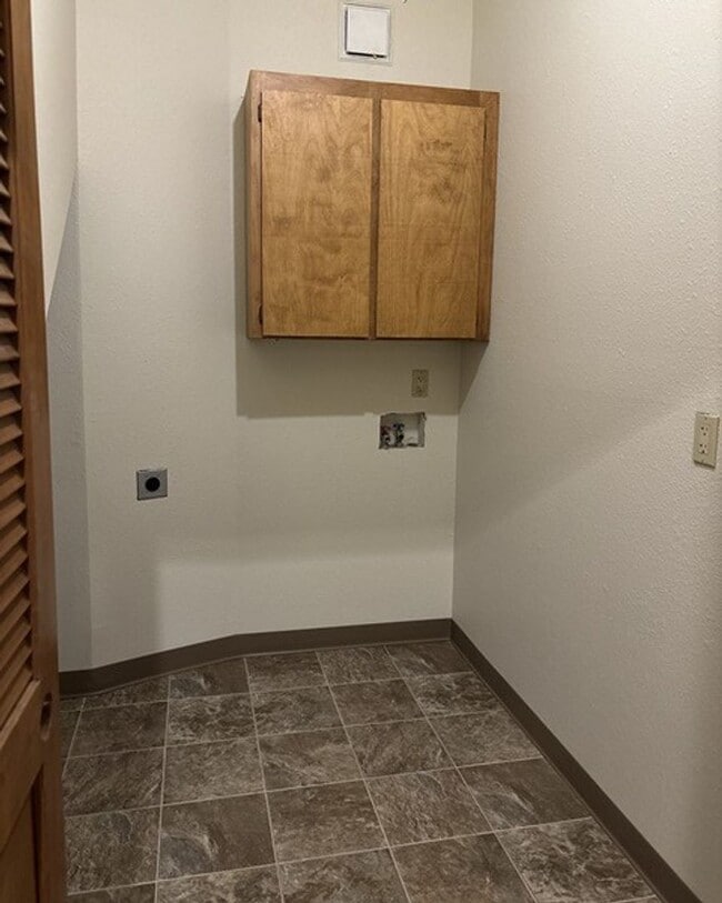 Building Photo - 2Bd/2Ba Two-Story Home - Available Soon!