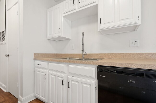 Building Photo - Irving 3-bed 2-bath with Corner Lot Big Yard