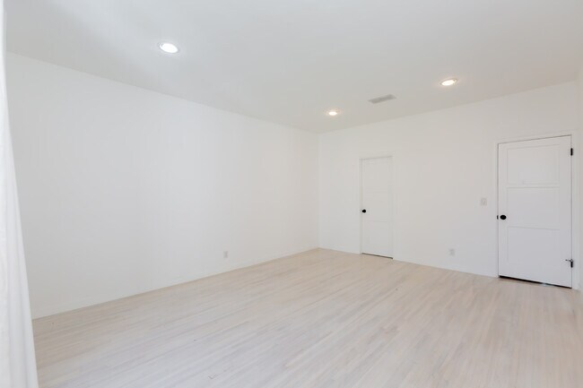Master bedroom - 8495 Fountain Ave