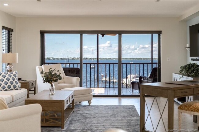 Building Photo - 415 NW North River Dr