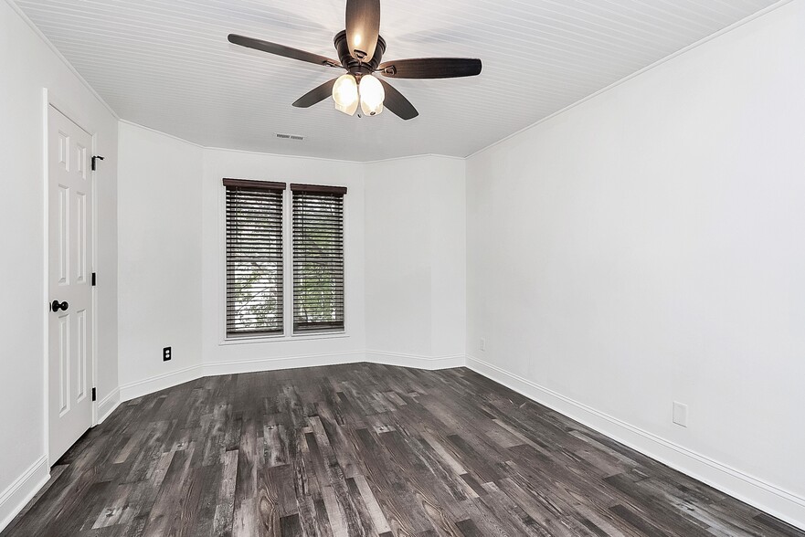 Building Photo - 1109 E Morehead St