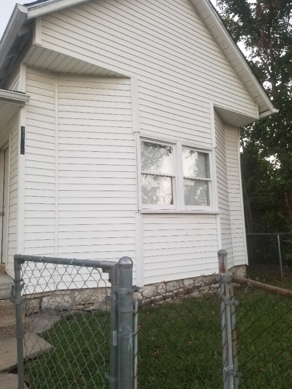 Building Photo - 3305 E 19th St