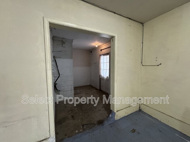 Building Photo - 5437 Covington Rd