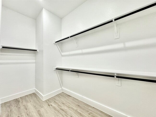 Building Photo - 8732 Kington