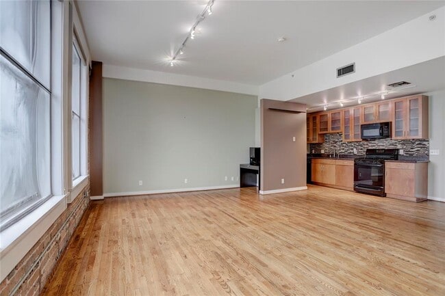 Building Photo - 915 Franklin-227.1