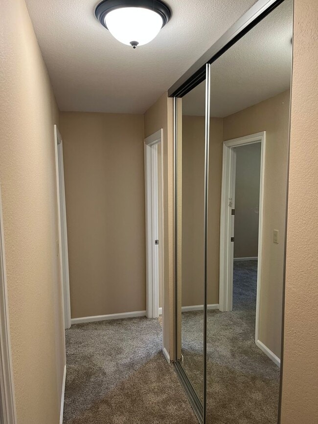 Building Photo - 2 Bedroom Condo in Quiet, Gated Community