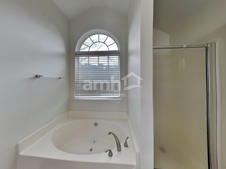 Building Photo - 2026 Oakbluff Way SW