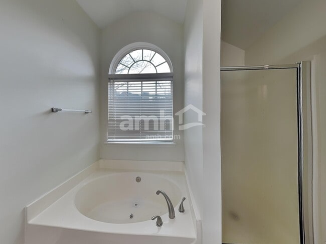 Building Photo - 2026 Oakbluff Way SW