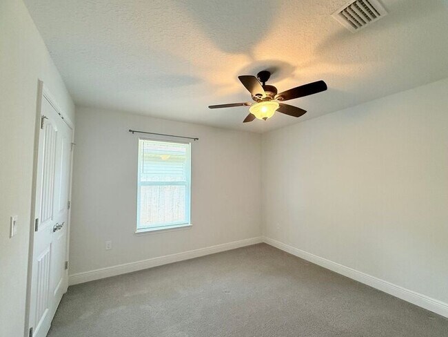 Building Photo - 4117 Hazelhurst Dr