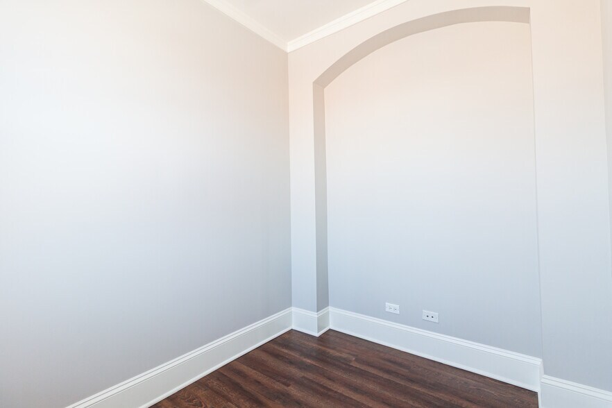 Building Photo - 827 W Lakeside Pl