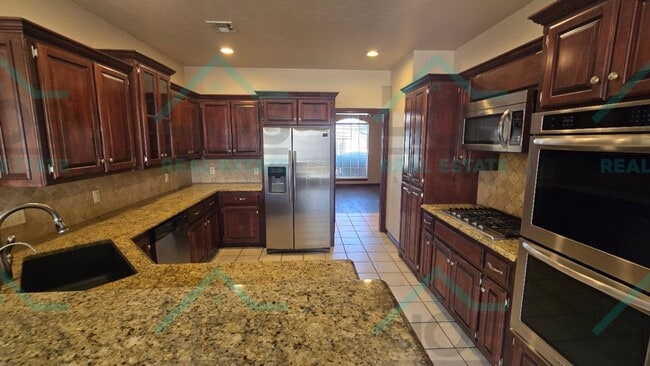 Building Photo - Lovley 4 Bedroom Plus an Office