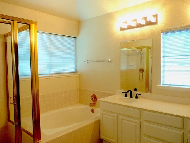 Building Photo - 703 Bahama Ln