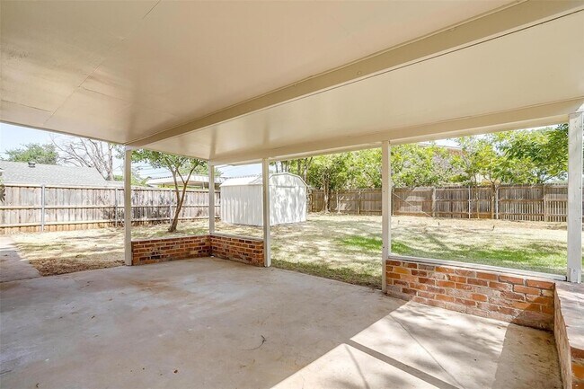 Building Photo - 1701 Larkspur Dr