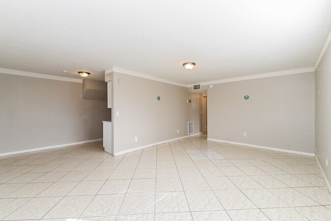 Building Photo - 100 Apache St