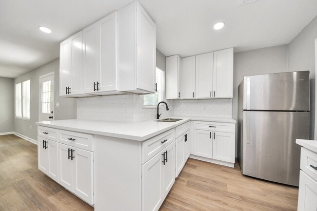 Building Photo - 710 Canary Cir