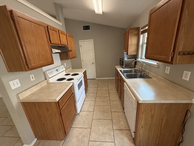 Building Photo - Well Maintained One-Story in Westchase | No Carpet + New Pergola + Prime Location