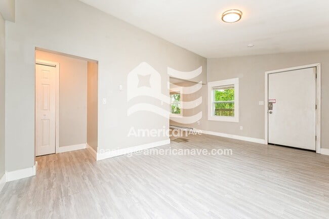 Building Photo - 800 Maple Ave