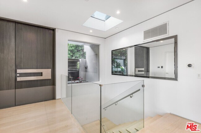 Building Photo - 1717 Sunset Plaza Dr