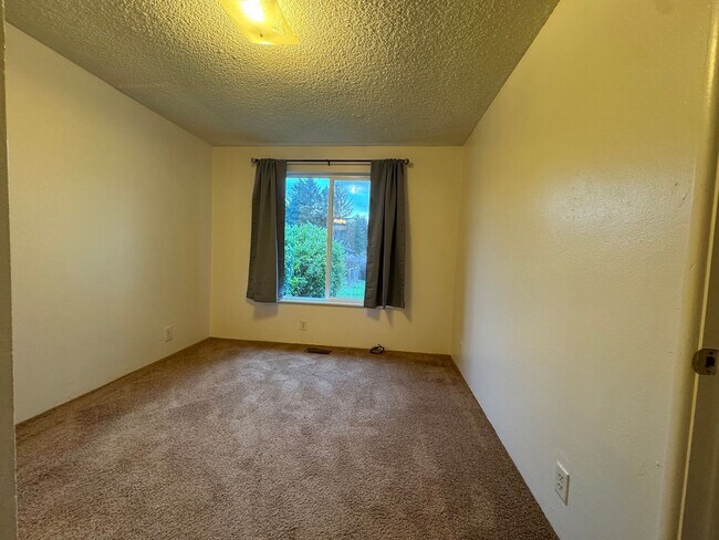 Building Photo - Large, fenced, sunny yard. 3/1.5 in  Azalea Hill location in McKinleyville