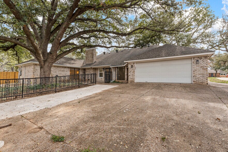 rear entry garage - 7105 Fish Pond Rd
