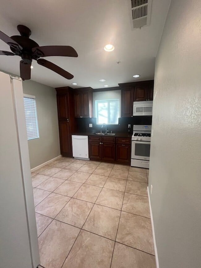 Building Photo - Charming Loma Linda Back House with All Utilities + Wi-Fi  Included