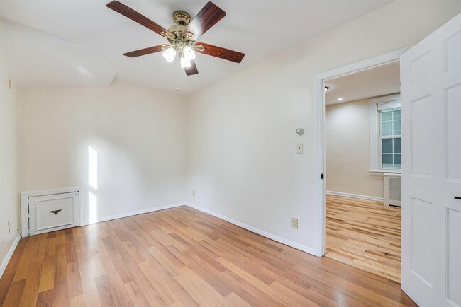 Building Photo - 100 W 17th St