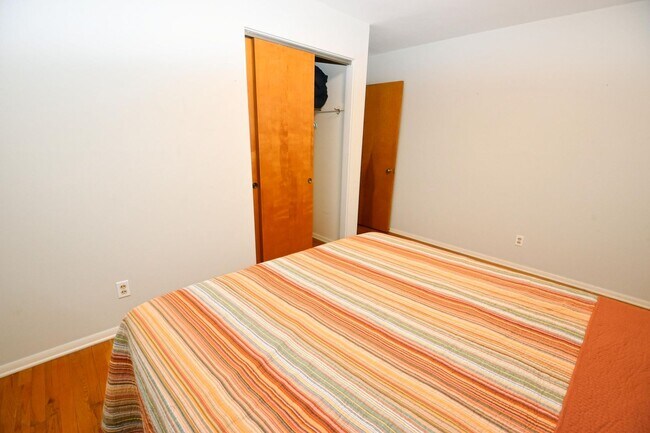 Building Photo - Furnished or unfurnished 4 bedroom 3 full bath home near the University of Notre Dame.