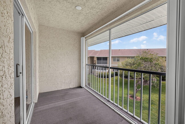 Building Photo - 1536 SE Royal Green Cir