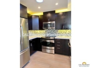 Building Photo - Stunning 2 Bed/2 Bath Condo Located in Mon...