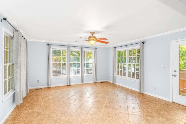 Building Photo - 3911 Ivy Rd NE