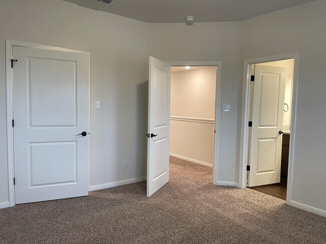 Building Photo - 2222 Sandlewood Cove