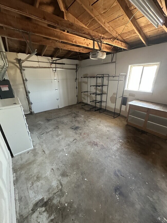 Building Photo - "Charming 2-Bedroom Oasis in Boise's Heart...