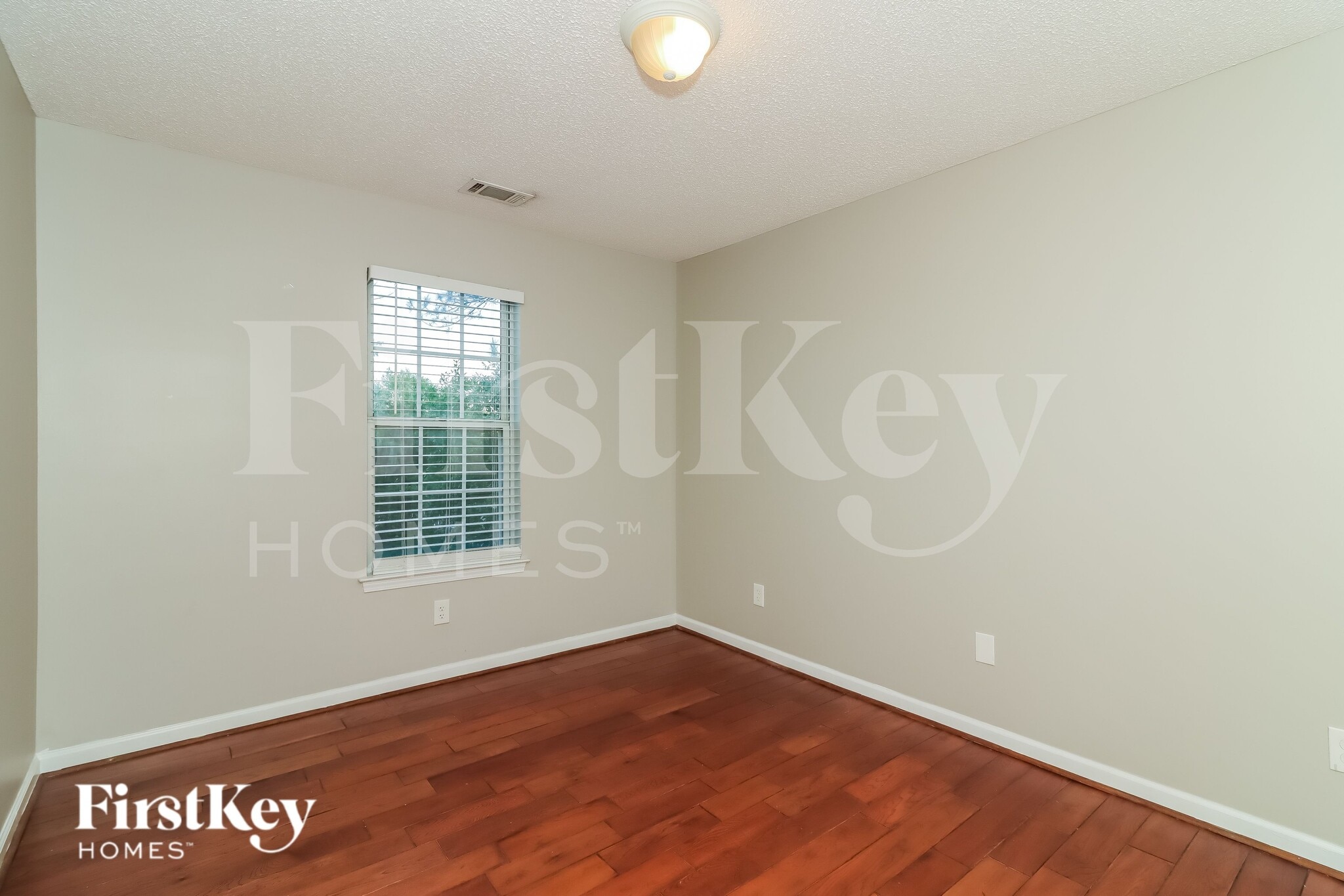 Building Photo - 1310 Invermere Dr SE