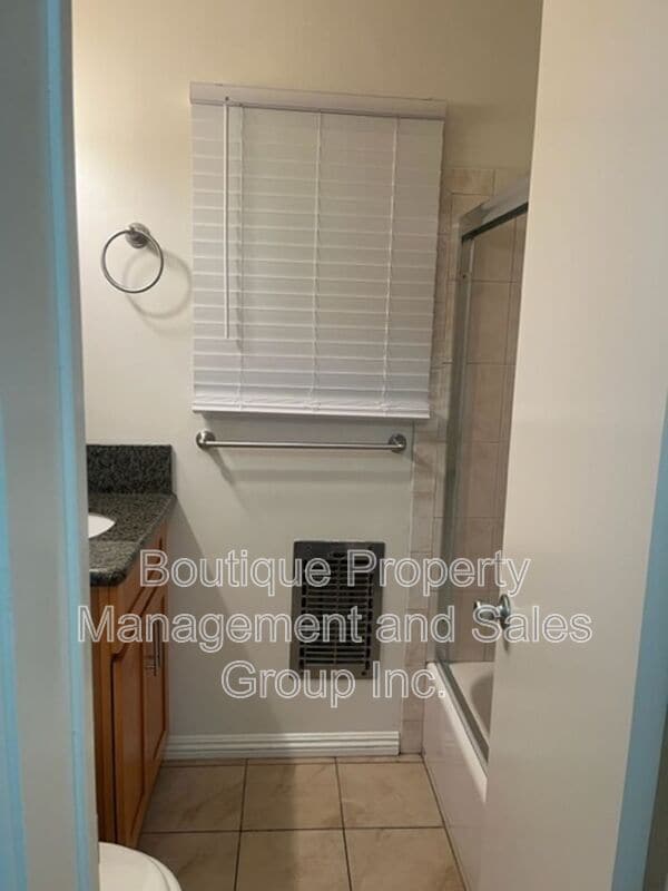 Building Photo - 930 E 1st St