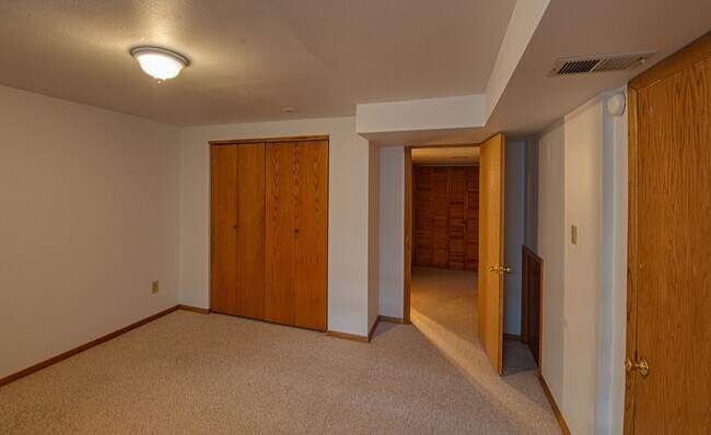 Building Photo - 3B/3B in The Shores with Finished Basement and 2 Car Garage!