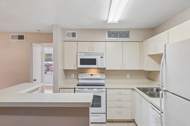 Building Photo - 1/1 Condo in Gated Lakefront Community of Altamonte Springs!