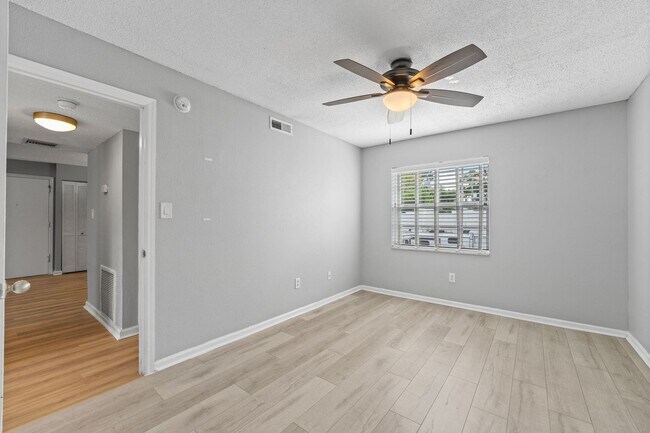 Building Photo - Orlando - 2 Bedroom, 1 Bathroom - $1895.00