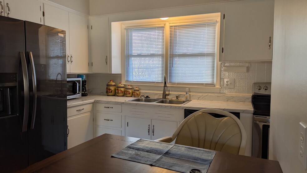 Building Photo - 7512 N Hemple Ave