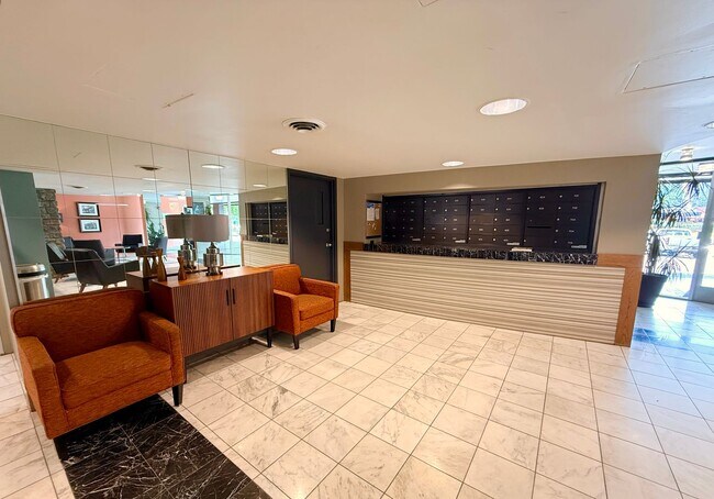 Building Photo - 2 Bedroom/ 3 Bath condo on West End, 1 assigned covered parking spot, Small Storage Space include...
