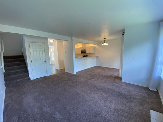 Building Photo - Spacious Townhome - Dual Master Bedrooms a...