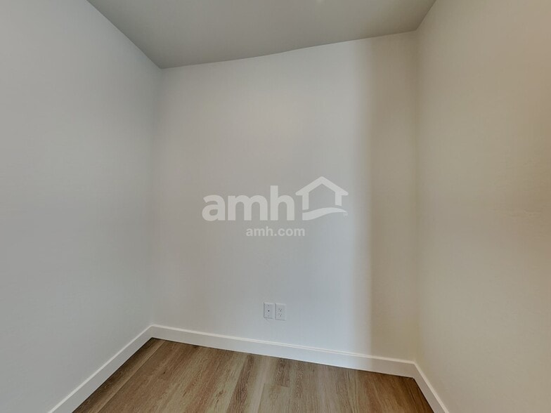 Building Photo - 8224 S 21st Ln