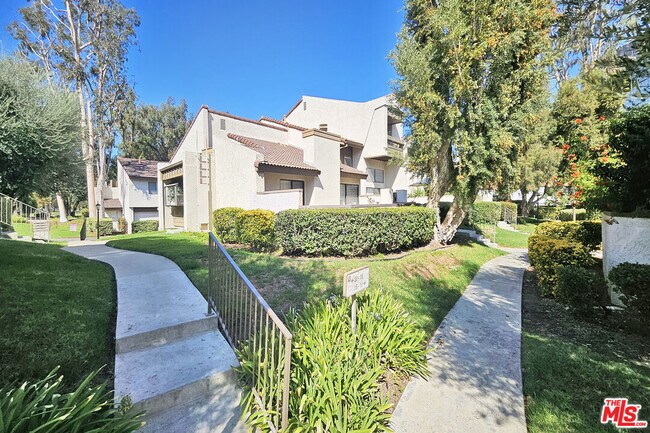 Primary Photo - 5800 Owensmouth Ave