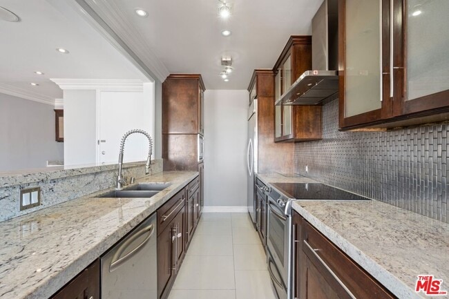 Building Photo - 1115 S Elm Dr