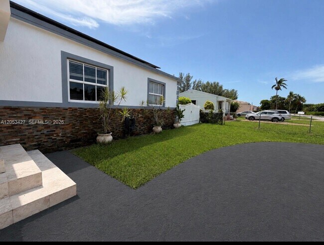 Building Photo - 1701 SW 72nd Ct