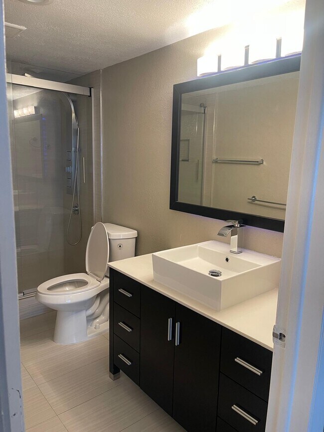 Building Photo - 4156 Inverrary Dr