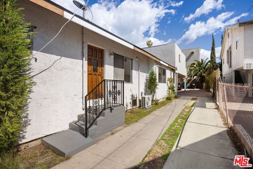 Building Photo - 1538 North Mariposa Avenue