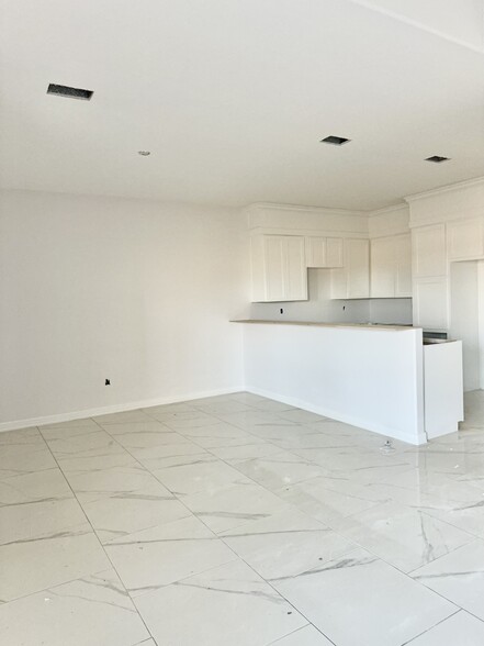 Building Photo - 1006 Escondido Ln E